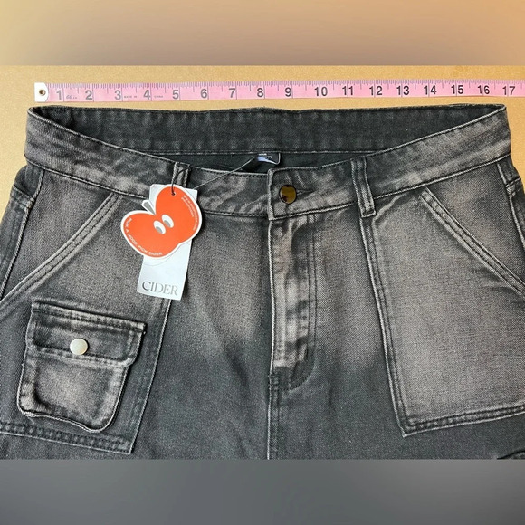 NWT CIDER Women’s Black and Gray Denim Fringe Utility Shorts Size XL - Picture 5 of 8